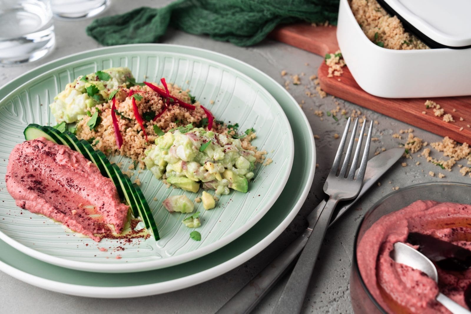 Ceviche mit Couscous und Rote-Bete-Hummus | Perfekt zum Mitnehmen 10 To stay Villeroy Boch 8 | Manche Rezepte entstehen aus einer Reiseerinnerung, und genau so war es hier. Als wir vor einigen Jahren nach Genf eingeladen waren, haben wir ein Ceviche gegessen, das so frisch und unkompliziert war, dass wir es unbedingt zu Hause nachbauen wollten. Herausgekommen ist unsere Ceviche mit Couscous und einem cremigen Rote-Bete-Hummus. Ein leichtes Gericht, das kalt gegessen wird und ganz ohne Ofen auskommt. Für uns ist es der perfekte Begleiter, wenn es schnell gehen soll, wenn Freunde spontan vorbeikommen oder wenn wir etwas für unterwegs brauchen. Ihr könnt alles frisch auf den Teller bringen oder vorbereiten und später genießen. Wie das am besten klappt, zeigen wir euch jetzt.