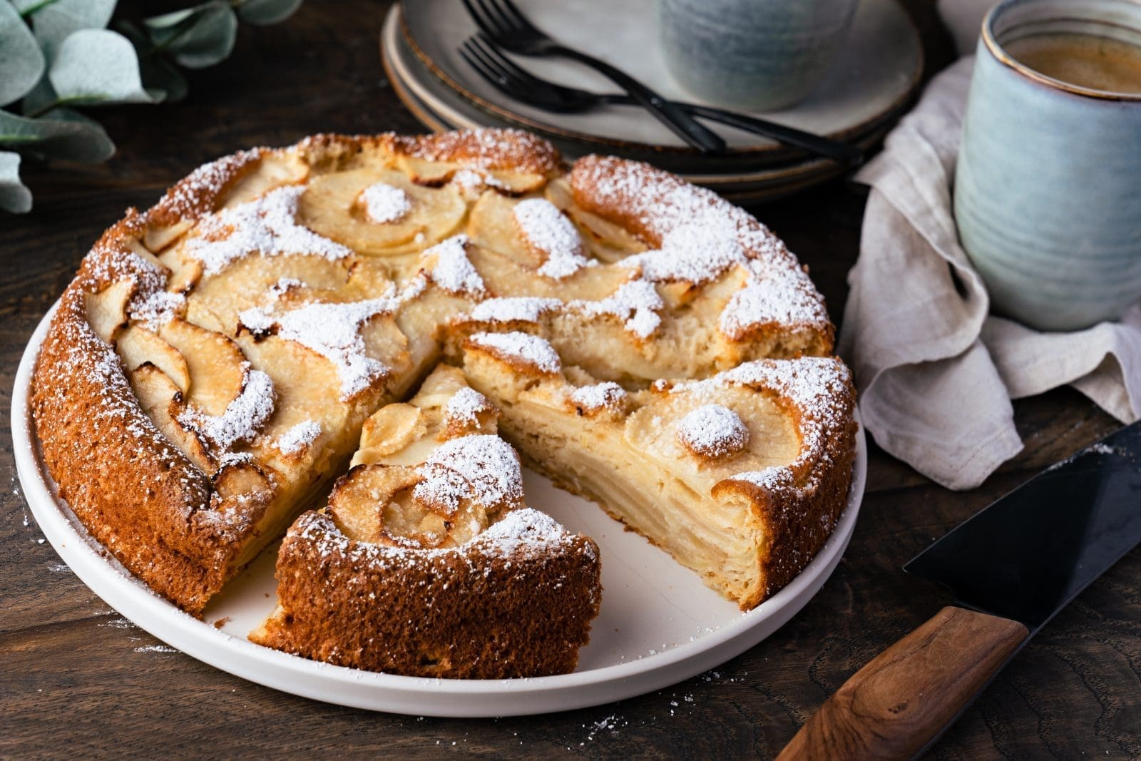 5870C8AE 4598 48D7 826F 31042F55D279 | Es ist Herbst und es ist Apfelsaison! Und wie könnte man das besser feiern, als mit einem fluffigen, zuckerarmen Apfelkuchen?! Hier ist unser Rezept für den perfekten Herbstkuchen - unser fluffigster Apfelkuchen. Ihr werdet nicht glauben, dass dies ein Rezept ist, das ohne Butter, mit wenig Zucker, dafür aber mit viel Geschmack und Liebe gebacken ist und "trotzdem" so gut schmeckt. Vielleicht ist er sogar „gesünder“ als die meisten anderen Kuchen, die wir bisher gebacken haben. Auf jeden Fall ist er aber super fluffig und woran das liegt, das erzählen wir euch.