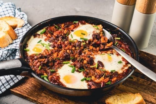 Feurige Baked Beans mit Ei - So geht Frühstück! 2 CKS04758 | Kennt ihr das Gefühl, wenn du morgens aufwachst und denkst: "Ich will gar nicht aus dem Bett, so gemütlich ist es"? Ja - wir auch. Aber meistens haben wir ein wenig mehr Motivation als faul im Bett liegen am Morgen. Manchmal steht ein eben auch eine Pfanne mit Bohnen auf dem Herd und wartet darauf, dass wir uns aufraffen und sie in ein tolles Frühstück verwandeln! Diese gebackenen Bohnen sind würzig und süß, mit ein paar Eiern als Eiweißquelle. Sie sind auch perfekt für einen Brunch. Und sie sind ein hervorragender Energielieferant, bevor du nach einer durchzechten Nacht nach Hause gehst: diese feurigen Baked Beans mit Ei!