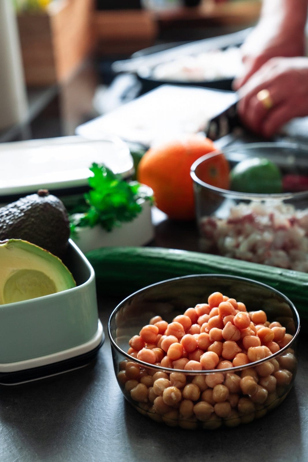 Rezept für ein Cevice mit Couscous und Rote Beete Humus. Perfekt auch zum Mitnehmen - Meal Prep lässt grüßen! Inklusive Tipp für nachhaltige Aufbewahrung.