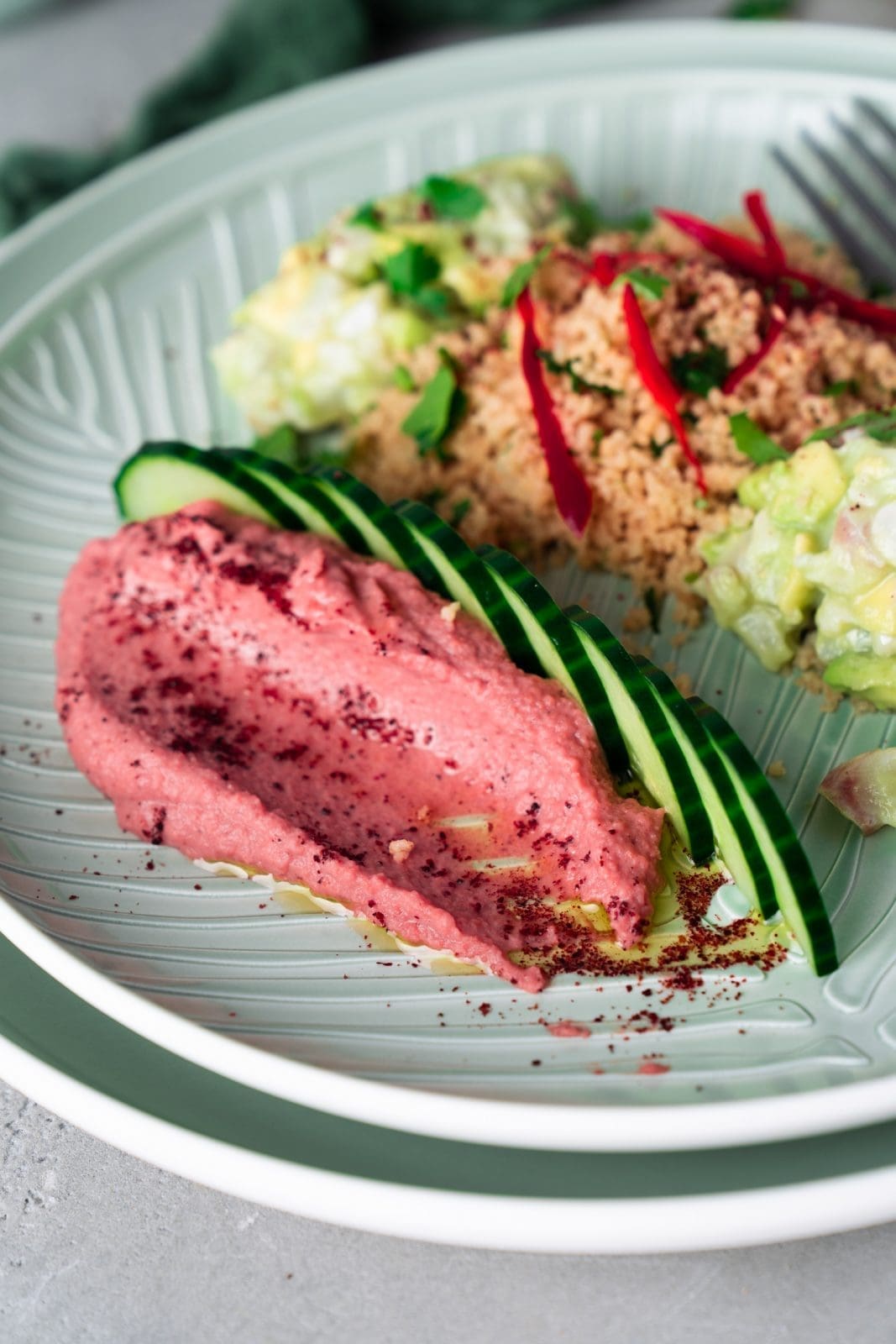 Rezept für ein Cevice mit Couscous und Rote Beete Humus. Perfekt auch zum Mitnehmen - Meal Prep lässt grüßen! Inklusive Tipp für nachhaltige Aufbewahrung.