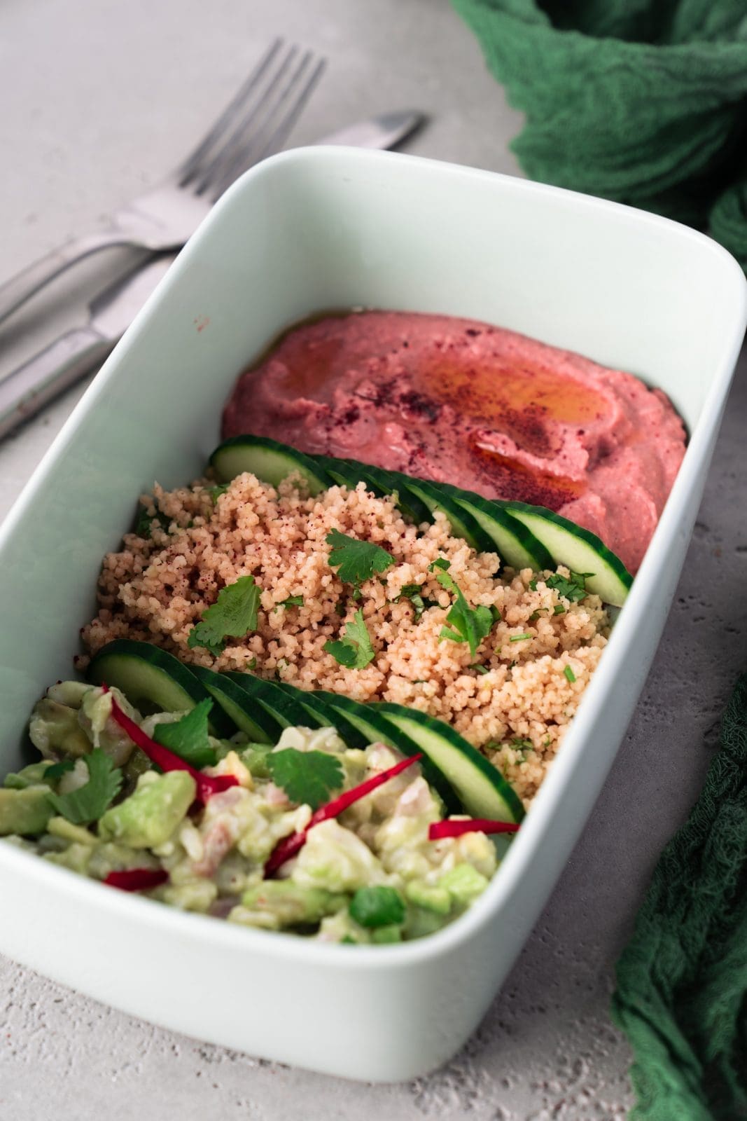 Rezept für ein Cevice mit Couscous und Rote Beete Humus. Perfekt auch zum Mitnehmen - Meal Prep lässt grüßen! Inklusive Tipp für nachhaltige Aufbewahrung.