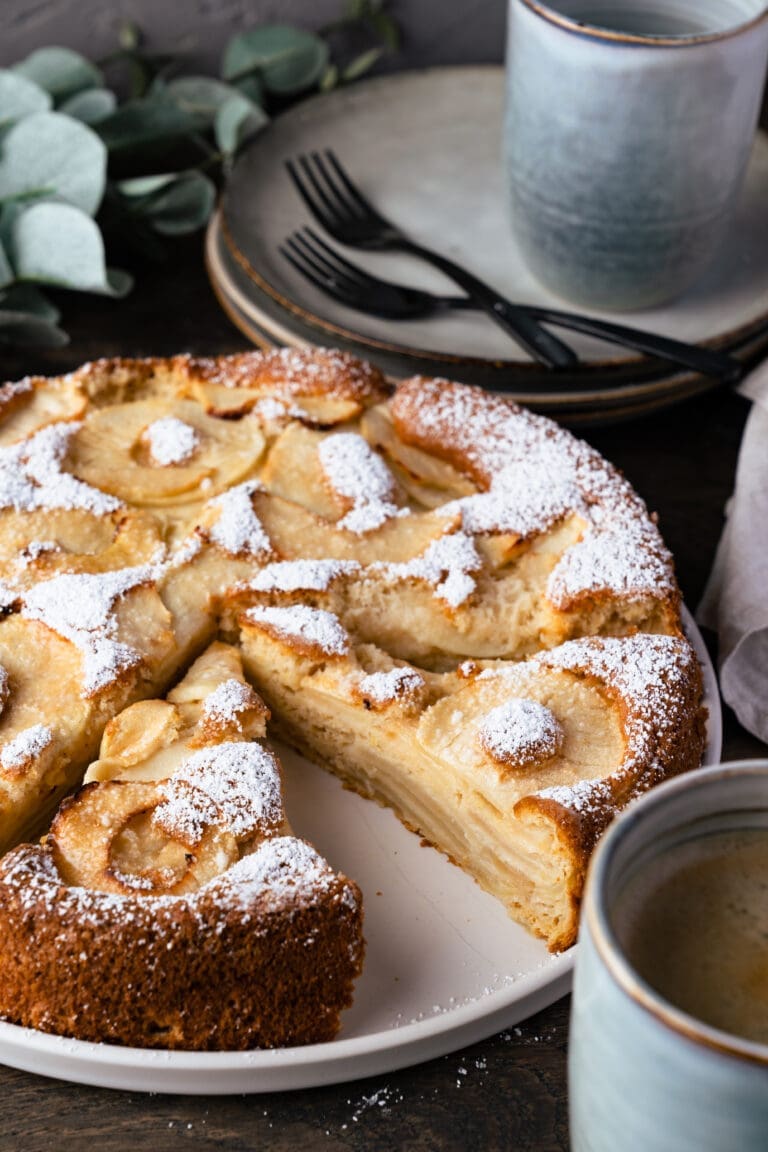 Unser Apfelkuchen kommt mit wenig Zucker aus und bleibt trotzdem herrlich saftig. Einfaches Rezept für die ganze Familie.