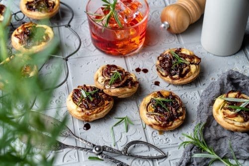 Mini Zwiebel Tartelettes - Unser 2. Stuzzicchini Rezept 2 Zweibeltartelettes Mazetti Balsamico 13 | Und schon geht es weiter mit einem tollen neuen Rezept für Stuzzicchini. Stuzzi*Was? So werden sie in Italien genannt. In Spanien kenn ihr sie eher als Tapas und in Griechenland als Mezze. Also letztendlich sind Stuzzicchini nicht anderes als eine leckere kleine gekochte, gebackene oder auch getrocknete Leckerei, die zu einem Drink als Aperitivo gereicht wird. Und so fügen sich diese Mini Zwiebel-Tartelettes perfekt in unsere neue Serie ein, die wir genau zu diesem Zweck gemeinsam mit unserem Partner Mazzetti L'Originale für euch zubereitet haben.