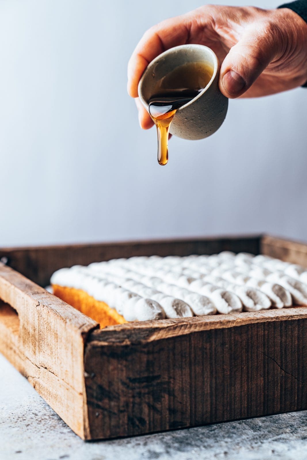 Saftiger Joghurtkuchen mit Honigcreme – Einfach & Schnell gebacken. 4 Ein fluffiger Joghurtkuchen mit cremigem Honig-Topping und Pistazien – saftig, einfach & perfekt für spontane Backideen. Jetzt Rezept entdecken!