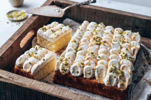 Ein saftiger Joghurtkuchen mit cremigem Honig-Topping und Pistazien – saftig, einfach & perfekt für spontane Backideen. Jetzt Rezept entdecken!
