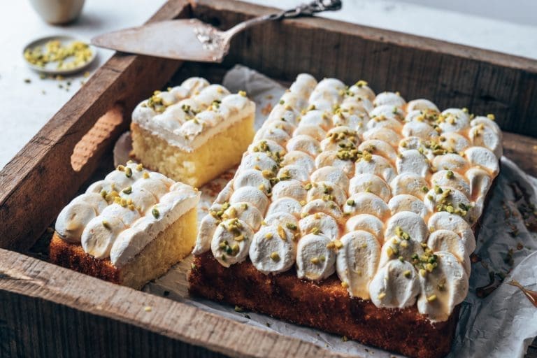 Unser schnellster Blaubeerkuchen. Den liebt einfach jeder! 8 Ein saftiger Joghurtkuchen mit cremigem Honig-Topping und Pistazien – saftig, einfach & perfekt für spontane Backideen. Jetzt Rezept entdecken!
