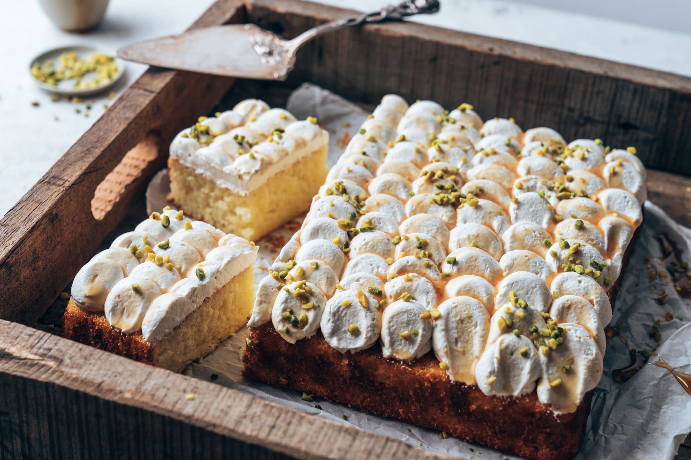 Saftiger Joghurtkuchen mit Honigcreme – Einfach & Schnell gebacken. 9 Ein saftiger Joghurtkuchen mit cremigem Honig-Topping und Pistazien – saftig, einfach & perfekt für spontane Backideen. Jetzt Rezept entdecken!