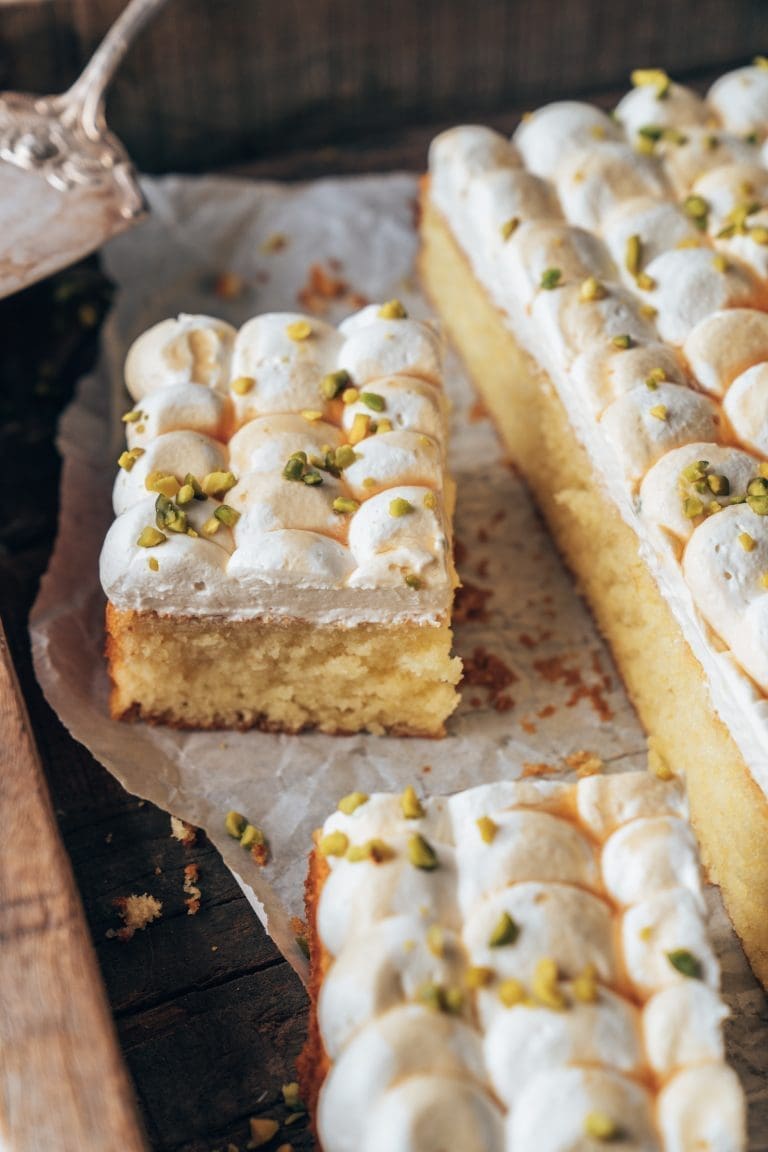Ein saftiger Joghurtkuchen mit cremigem Honig-Topping und Pistazien – saftig, einfach & perfekt für spontane Backideen. Jetzt Rezept entdecken!