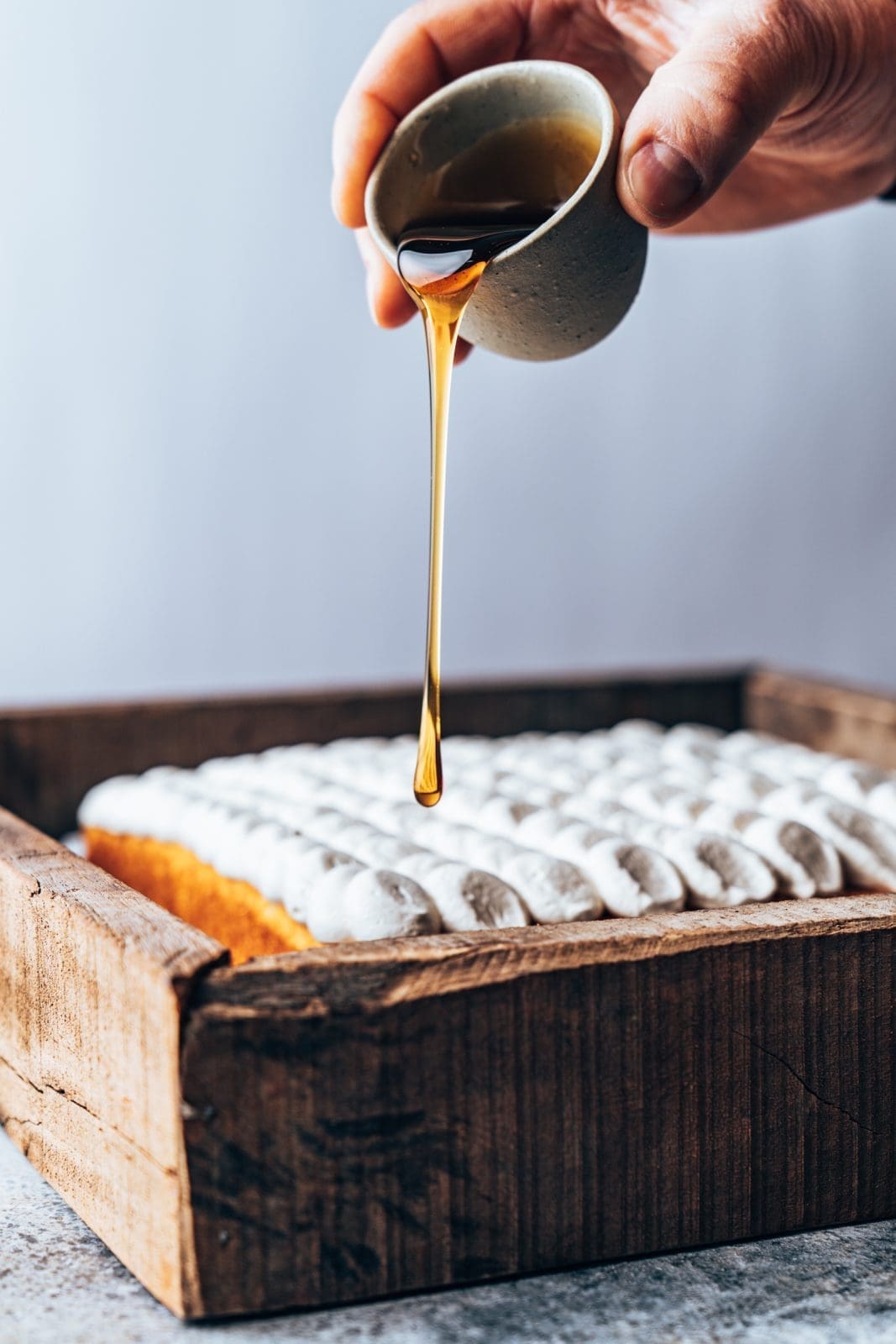 Saftiger Joghurtkuchen mit Honigcreme – Einfach & Schnell gebacken. 5 Ein fluffiger Joghurtkuchen mit cremigem Honig-Topping und Pistazien – saftig, einfach & perfekt für spontane Backideen. Jetzt Rezept entdecken!