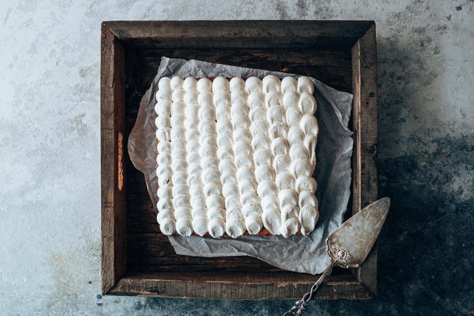 Saftiger Joghurtkuchen mit Honigcreme – Einfach & Schnell gebacken. 2 Ein fluffiger Joghurtkuchen mit cremigem Honig-Topping und Pistazien – saftig, einfach & perfekt für spontane Backideen. Jetzt Rezept entdecken!