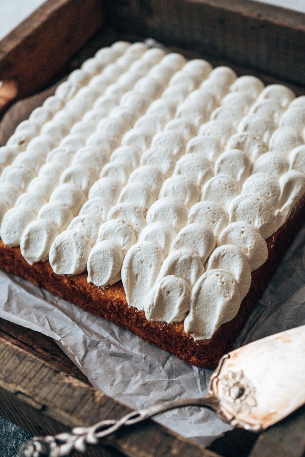 Saftiger Joghurtkuchen mit Honigcreme – Einfach & Schnell gebacken. 3 Ein fluffiger Joghurtkuchen mit cremigem Honig-Topping und Pistazien – saftig, einfach & perfekt für spontane Backideen. Jetzt Rezept entdecken!