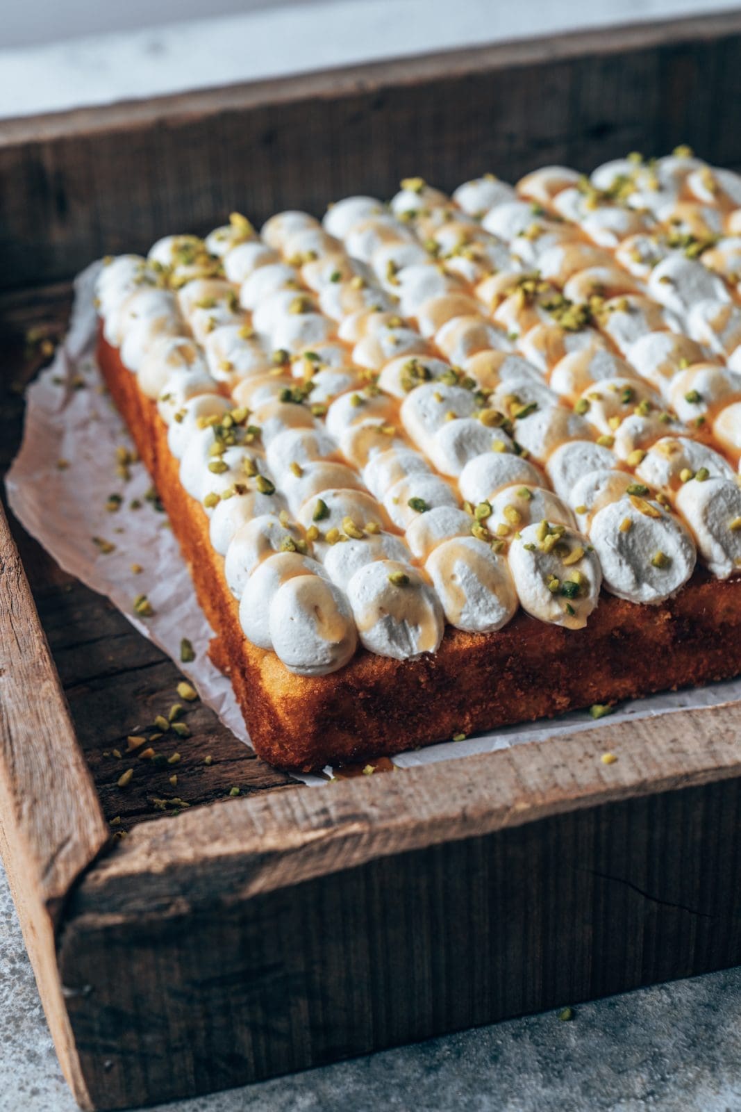 Saftiger Joghurtkuchen mit Honigcreme – Einfach & Schnell gebacken. 6 Ein fluffiger Joghurtkuchen mit cremigem Honig-Topping und Pistazien – saftig, einfach & perfekt für spontane Backideen. Jetzt Rezept entdecken!