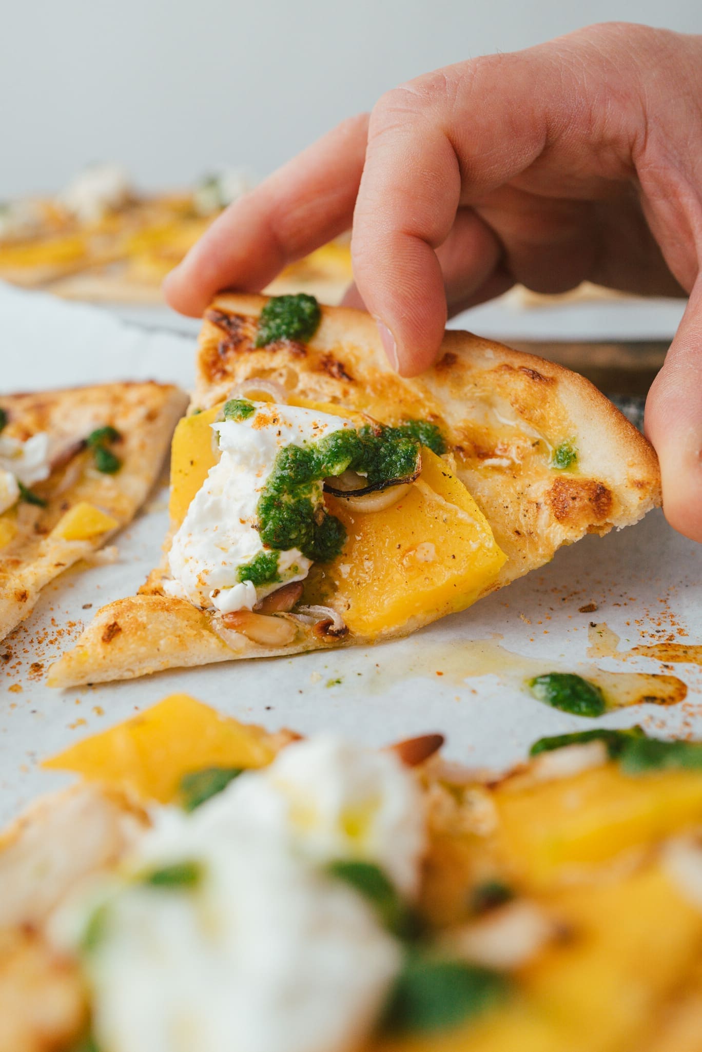 Kuerbisflammkuchen 1 | Dies ist ein schnelles und einfaches Rezept für Abende, an denen du faul bist, aber trotzdem etwas Leckeres essen möchtest. Die Zutaten sind einfach, die Zubereitung noch einfacher und es dauert nur etwa 30 Minuten von Anfang bis Ende.Für diejenigen unter euch, die gerne ein bisschen Würze in ihrem Leben haben, ist dieses Rezept genau das Richtige. Der Kürbis, der Burrata-Käse und die Pesto-Sauce werden dir das Wasser im Mund zusammenlaufen lassen - also leg direkt los und mach dir deinen eigenen schnellen Veggie-Flammkuchen!