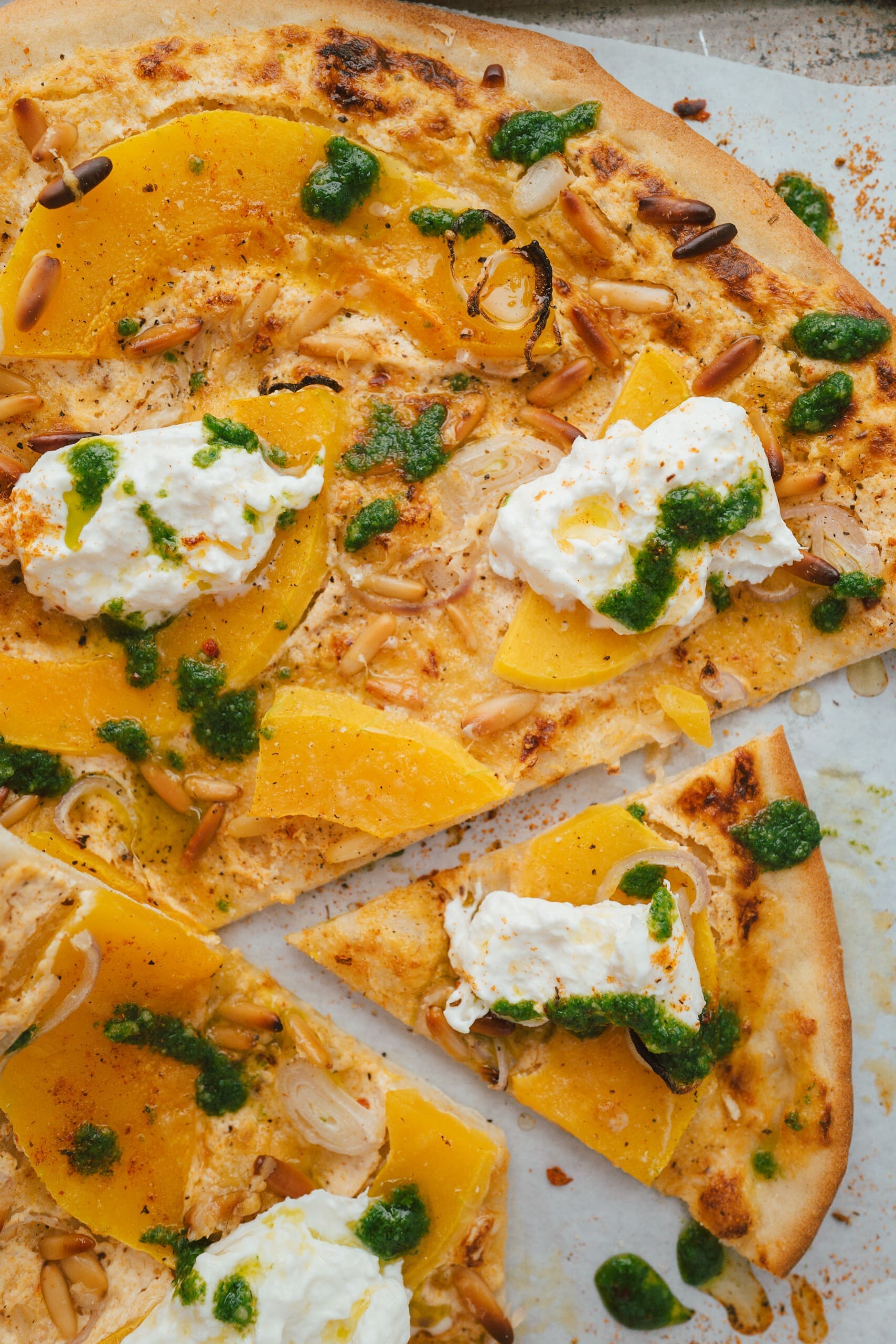 Kuerbisflammkuchen 4 | Dies ist ein schnelles und einfaches Rezept für Abende, an denen du faul bist, aber trotzdem etwas Leckeres essen möchtest. Die Zutaten sind einfach, die Zubereitung noch einfacher und es dauert nur etwa 30 Minuten von Anfang bis Ende.Für diejenigen unter euch, die gerne ein bisschen Würze in ihrem Leben haben, ist dieses Rezept genau das Richtige. Der Kürbis, der Burrata-Käse und die Pesto-Sauce werden dir das Wasser im Mund zusammenlaufen lassen - also leg direkt los und mach dir deinen eigenen schnellen Veggie-Flammkuchen!