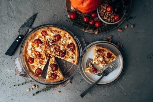 Kuerbistarte ueltje 34 | Wenn sich die Blätter färben und der Herbst beginnt, ist es Zeit für Kürbis. Pumpkin Spice Lattes, Kürbissuppe und jetzt auch diese herzhafte Kürbistarte mit Erdnüssen, die Euch schier begeistern wird. Die Basis besteht aus einem feinen Mürbeteig. Die Füllung aus Kürbis, Tomaten, Thymian, Feta und Schmand oder veganem Ersatz. &nbsp;Und natürlich eine unserer liebsten Erdnüsse von ültje. Das ist eine himmlische Kombination! Wenn Ihr auf der Suche nach einem einfachen Tarterezept seid, das Eure Gäste in dieser Herbstsaison zum Schwärmen bringt, dann seid Ihr hier deshalb genau richtig!