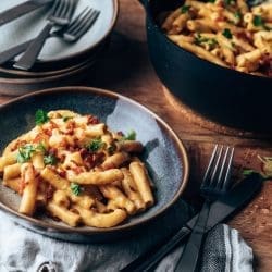 Mac N Cheese 13 | Es gibt kaum etwas, das so zuverlässig glücklich macht wie ein Teller Pasta – oder ein cremiges Risotto. Kein Wunder, dass diese Gerichte bei uns ständig auf dem Tisch stehen.