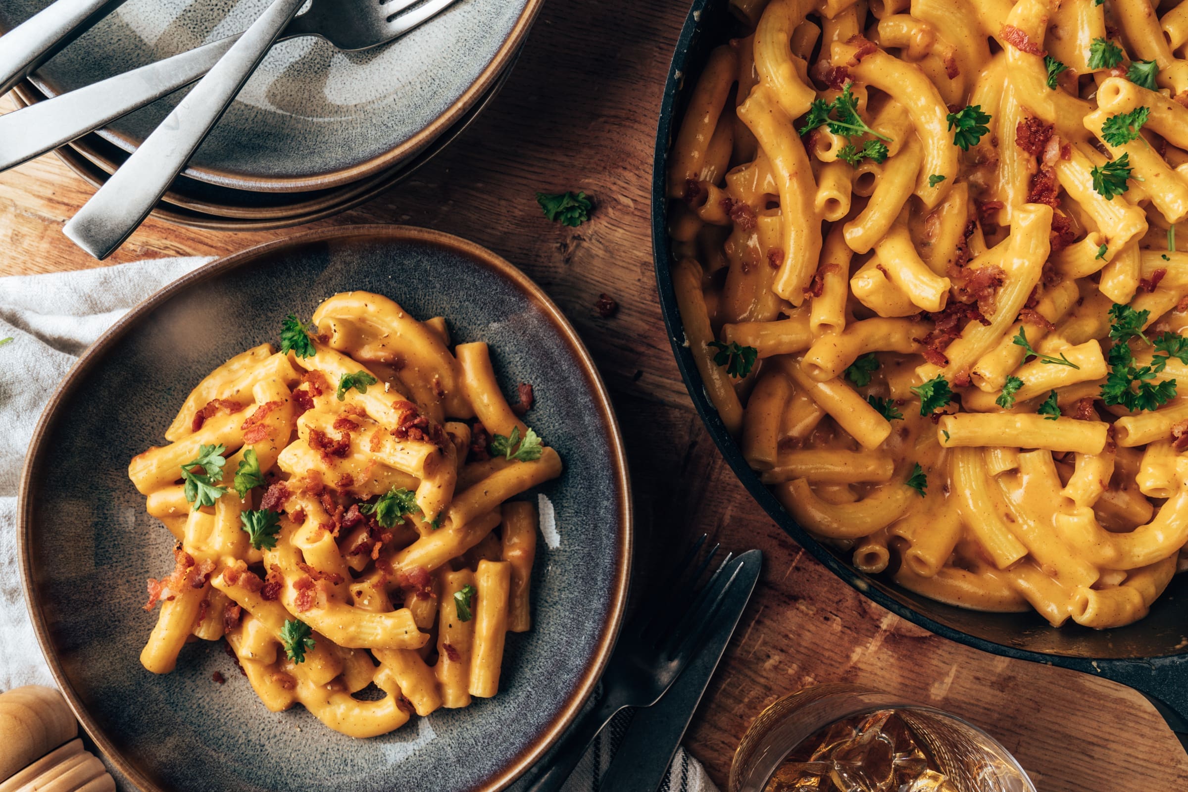 Mac'n'Cheese mit Whisky & Bacon 2 Mac N Cheese 19 | Liebst du Mac'n'Cheese? Ich schon! Es gibt nichts Besseres als eine käsige, klebrige Schüssel mit Makkaroni. Wenn ihr dann noch Speck und Whisky hinzufügt, ist die Sache klar! Dieses Rezept eignet sich für ein Abendessen unter der Woche, für den Feierabend oder ein Brunch-Gericht. Es ist so einfach, dass sogar Anfänger dieses dekadente Gericht im Handumdrehen zaubern können. Ich garantiere euch, dass es niemand bereuen wird, Mac'n'Cheese mit Whisky und Speck zu probieren Außerdem ist es so viel nachhaltiger, als durch deinen Lieblings-Fastfood-Laden zu fahren, oder? Ich zeige euch, wie du dieses tolle Gericht in nur 30 Minuten zubereiten kannst.