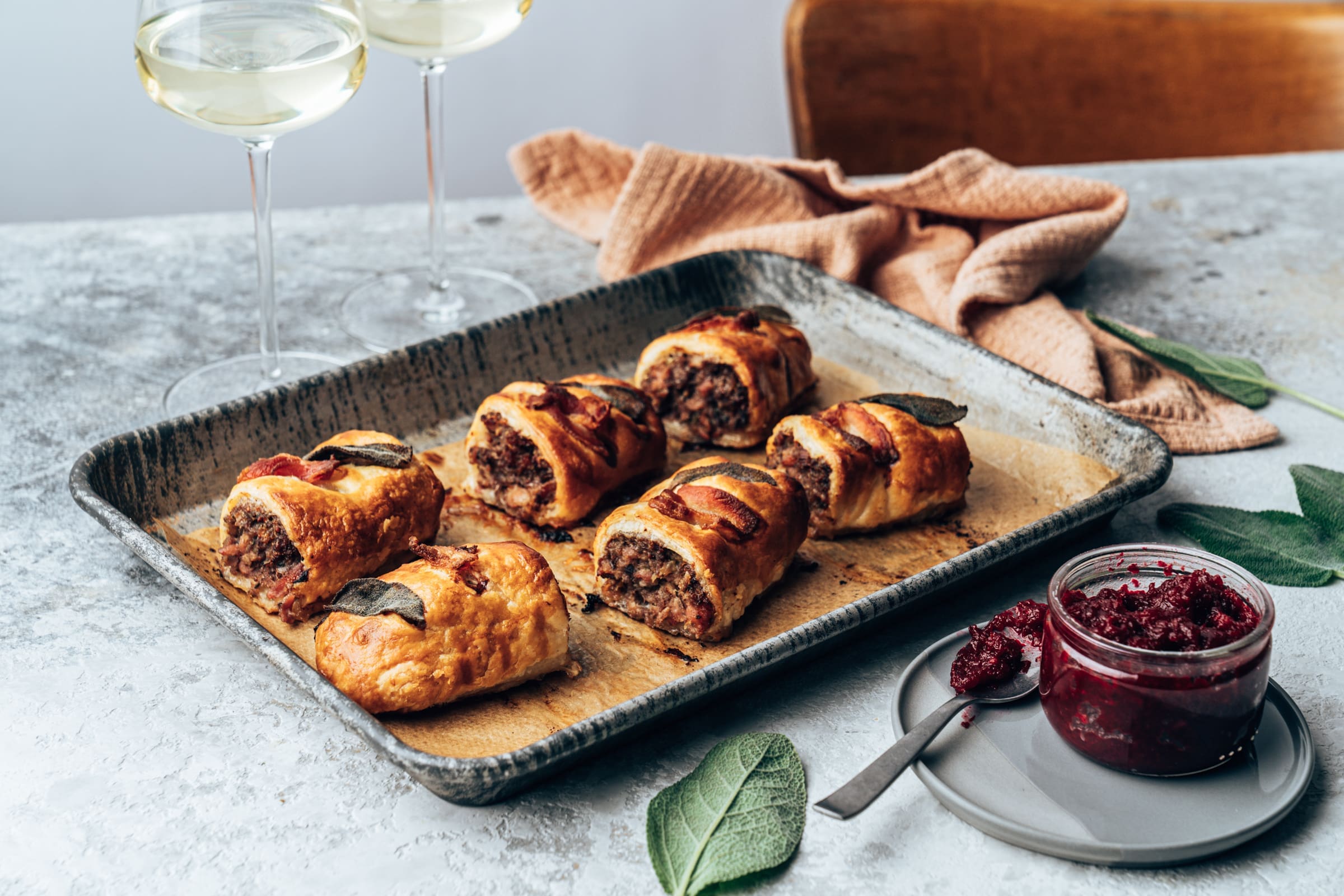 Sausage Rolls mit Rote Bete-Ketchup | Der beste Küchenparty-Snack! 2 Sausage Rolls Zwiesel 33 | Hier ist ein Rezept für den besten Partysnack aller Zeiten! Sausage Rolls sind so einfach zu machen und kommen bei den Gästen immer gut an. Das Beste daran ist, dass du sie mit allem füllen kannst, was du willst. Es muss nicht nur Wurst sein. Bei diesem Rezept haben wir scharfen Rote-Bete-Ketchup hinzugefügt, der sie noch mal besser schmecken lässt! Sie sind perfekt, wenn sie warm direkt aus dem Ofen serviert werden, aber auch kalt schmecken sie köstlich. So einfach, aber so lecker! Da kann man direkt mit den Freunden in der Küche bleiben, schlemmen und dazu ein gutes Glas Wein im perfekten Zwiesel Glas genießen. Die besten Parties finden doch eh in der Küche statt, oder?!