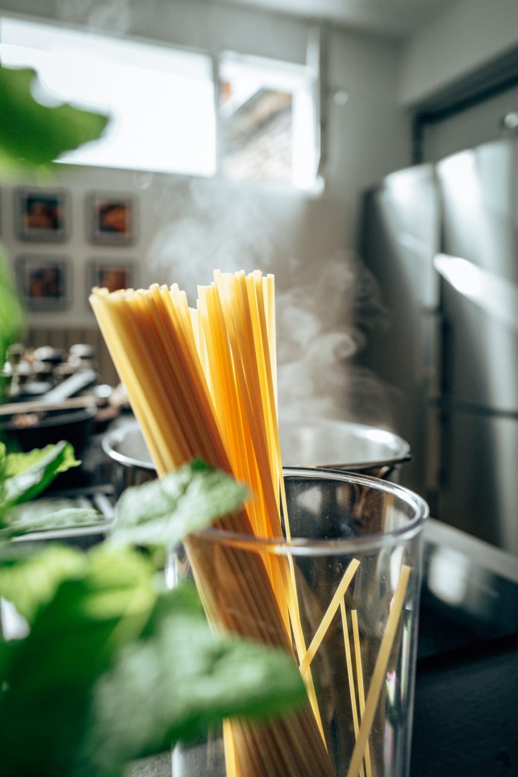 Rezept für vegane Tahini-Pasta mit geröstetem Blumenkohl und Spinat. Eine schnelle und einfache Pasta mit wenigen Zutaten. Einfach nur lecker.