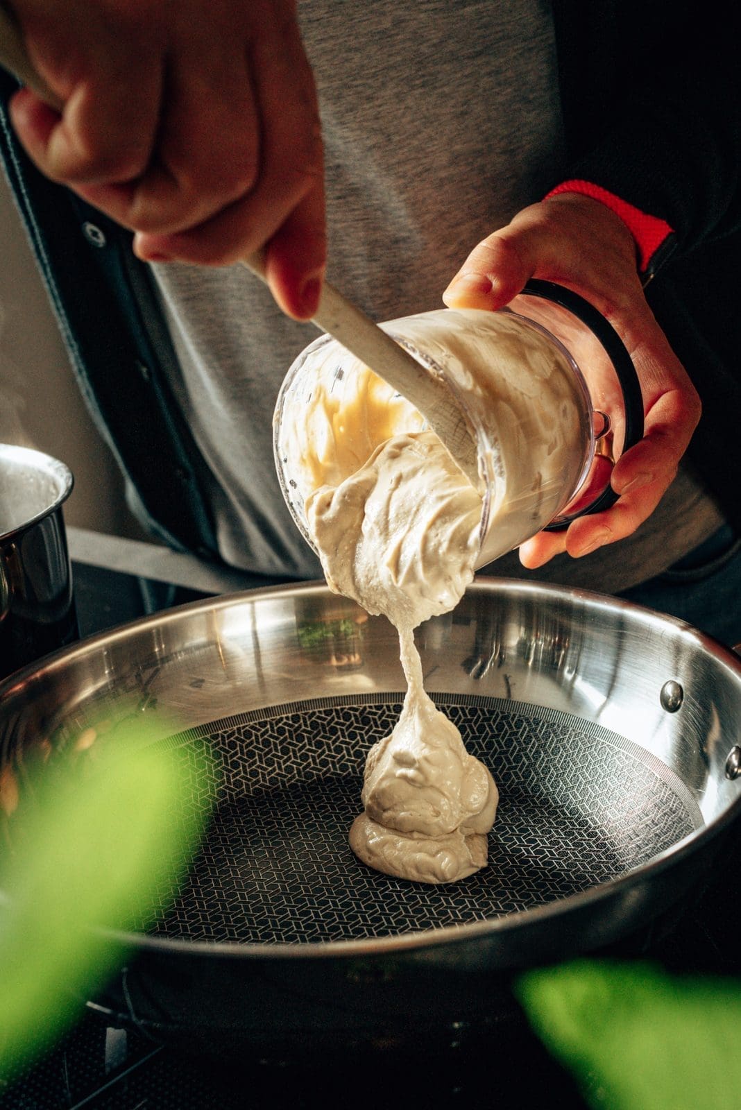 Rezept für vegane Tahini-Pasta mit geröstetem Blumenkohl und Spinat. Eine schnelle und einfache Pasta mit wenigen Zutaten. Einfach nur lecker.