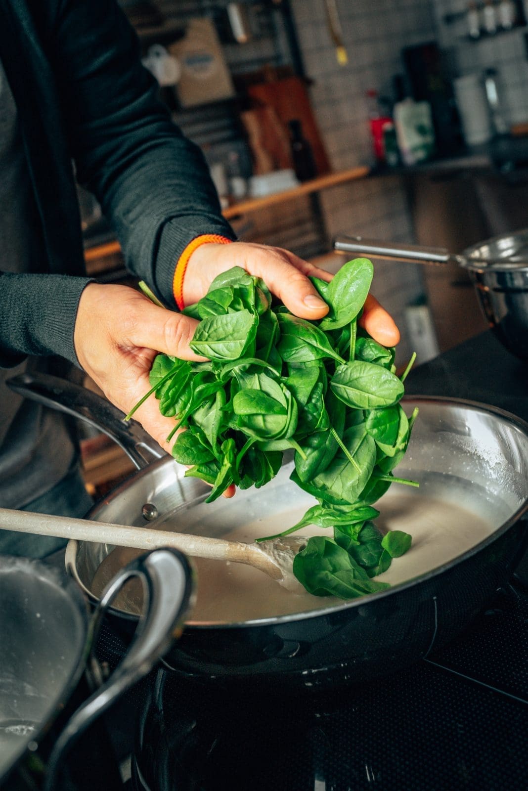 Rezept für vegane Tahini-Pasta mit geröstetem Blumenkohl und Spinat. Eine schnelle und einfache Pasta mit wenigen Zutaten. Einfach nur lecker.