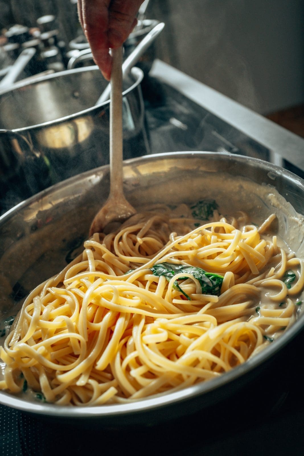 Rezept für vegane Tahini-Pasta mit geröstetem Blumenkohl und Spinat. Eine schnelle und einfache Pasta mit wenigen Zutaten. Einfach nur lecker.