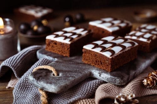 Gewuerzkuchen 11 | Ulmer Brot gehört für uns zur Weihnachtszeit wie der Baum und der Duft von frisch gebackenen Plätzchen. Dieses Rezept ist für uns etwas ganz Besonderes: Es stammt von meiner Mutter, die es vor vielen Jahren von einer Arbeitskollegin bekam. Seitdem ist es eine feste Tradition, die wir schon seit eingen Jahren übernimmen haben. Ulmer Brot sieht nicht nur hübsch aus, sondern schmeckt auch so herrlich würzig und ist super saftig. Perfekt als Ergänzung auf dem Plätzchenteller, als kleiner süßer Snack zwischendurch oder sogar als Geschenk aus der Küche. Heute teilen wir mit euch das Rezept, unsere besten Backtipps und natürlich ein paar Fakten über den Hintergrund dieses weihnachtlichen Klassikers.