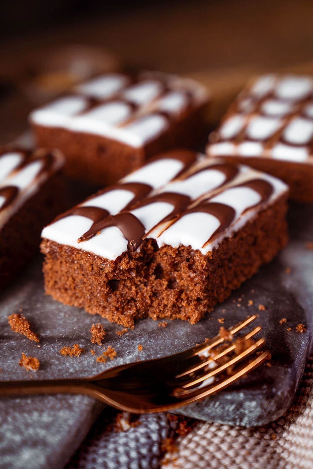 Gewuerzkuchen 2025 2 | Wenn’s draußen kalt wird, kommt unser saftiger Gewürzkuchen vom Blech genau richtig! Ein schneller Klassiker voller Wintergewürze – wie frisch vom Bäcker.
