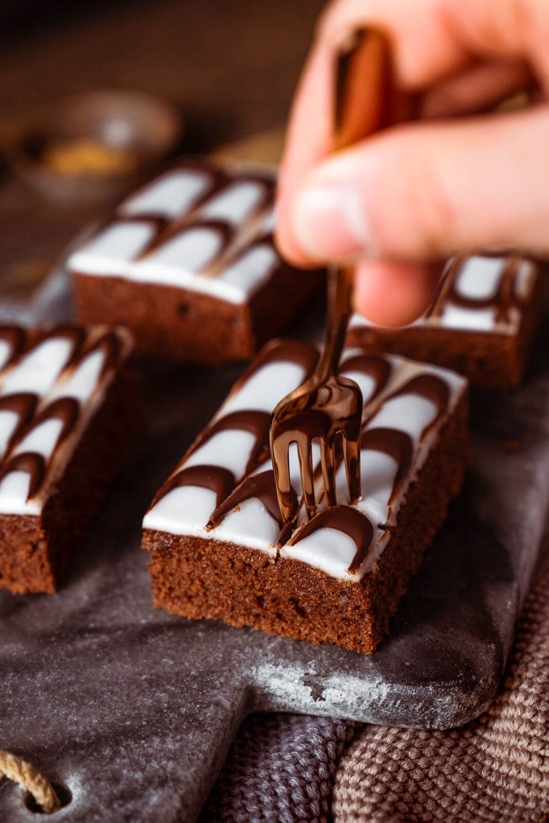 Gewuerzkuchen 2025 3 | Wenn’s draußen kalt wird, kommt unser saftiger Gewürzkuchen vom Blech genau richtig! Ein schneller Klassiker voller Wintergewürze – wie frisch vom Bäcker.