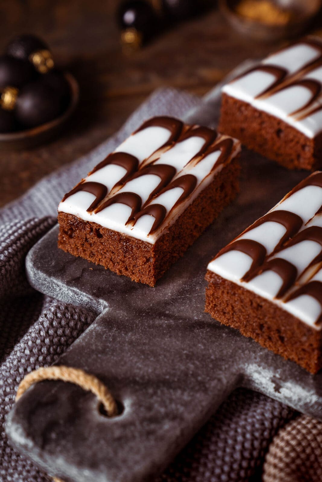 Gewuerzkuchen 2025 4 | Wenn’s draußen kalt wird, kommt unser saftiger Gewürzkuchen vom Blech genau richtig! Ein schneller Klassiker voller Wintergewürze – wie frisch vom Bäcker.