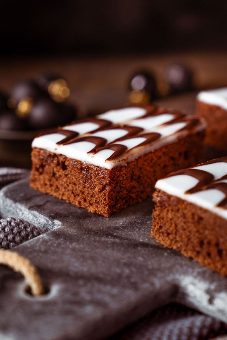 Gewuerzkuchen 2025 5 | Wenn uns eine Sache verbindet, dann ist es der Sonntagnachmittag mit Kaffee, Kuchen und der Frage: „Wer schneidet an?“ Aus genau dieser Liebe ist über die Jahre eine ziemlich große Sammlung geworden – mal schnell vom Blech, mal sonntäglich aus der Springform, mal nach einem Rezept, das schon Oma Lore in ihrer Kölner Küche gebacken hat.