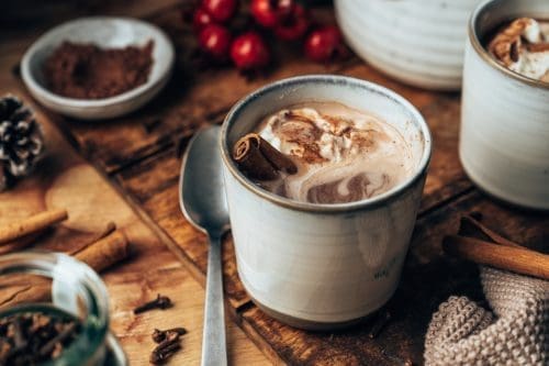 Glühschokolade | Glühwein trifft auf heiße Schokolade für den perfekten Wintergenuss! 2 Gluehschokolade becks cacoa nude 9 | Es ist kalt draußen und der Winter ist in vollem Gange. Es ist an der Zeit, sich warm anzuziehen, eine Tasse heiße Schokolade zu trinken und es sich mit den Menschen gemütlich zu machen, ohne die Ihr nicht leben könnt. Aber wie wäre es mit einem heißen Kakao mit dem besonderem Etwas?! Glühschokolade ist eine Mischung aus Glühwein und heißer Schokolade für den Wintergenuss. Es ist das perfekte Getränk, um sich an kalten Tagen und Nächten aufzuwärmen. Probiert es aus! Wir versprechen Euch, Ihr werdet es lieben!