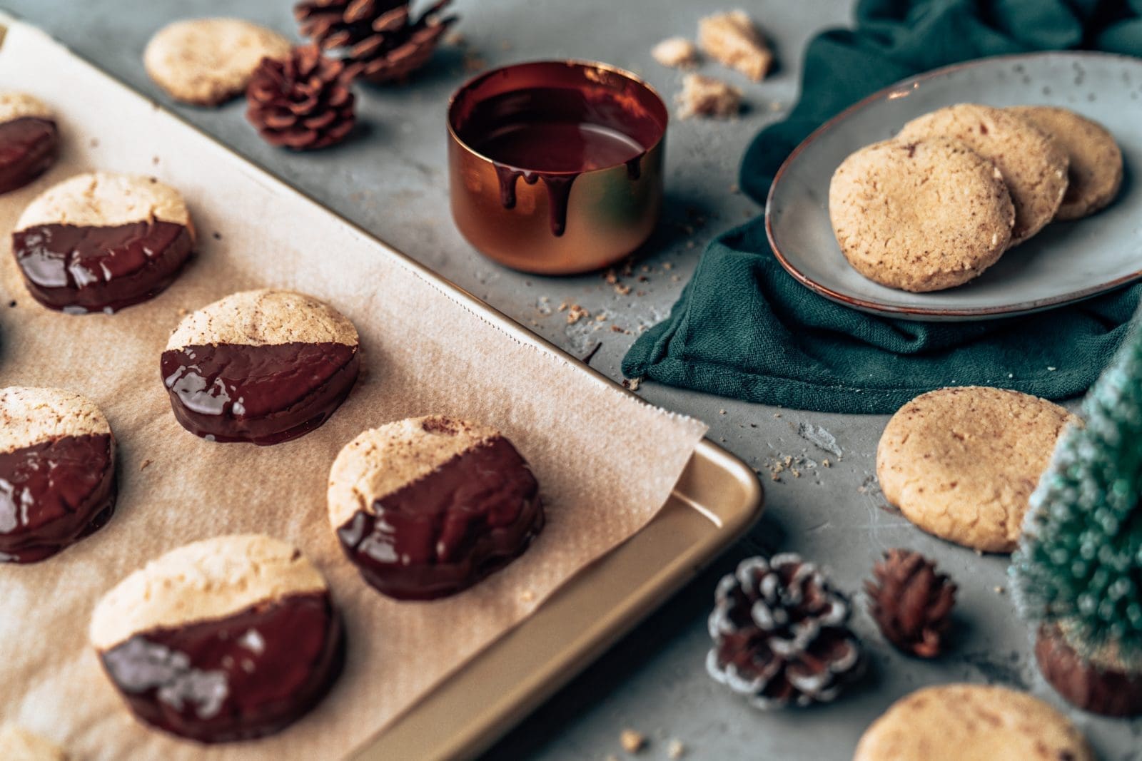 Heidesand 2021 08 | Seit ein paar Wochen findet ihr in der Menüleiste auf dem Blog wieder die Rubrik "Weihnachtsbäckerei und -küche". Da findet ihr ganz viele Rezepte für die winterliche Jahreszeit. Und immer wieder fallen uns dort selber Fotos auf, die einfach zum Weglaufen sind. Die Rezepte sind Klasse, die Plätzchen oder die Gericht sind super lecker, aber wir können die Bilder nicht mehr anschauen, weil sie einfach so schlecht gealtert sind. Aus diesem Grund haben wir unseren Heidesand wieder neu gebacken und natürlich für euch im Foto fest gehalten.