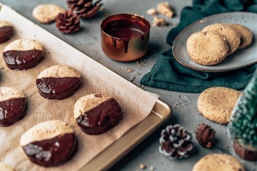 Heidesand 2021 08 | Weihnachtsplätzchen Rezepte gehören für uns jedes Jahr fest in die Adventszeit. Ob Vanillekipferl, Zimtsterne oder moderne Varianten. Ohne eine gut gefüllte Weihnachtsbäckerei wäre Weihnachten einfach nicht komplett, oder?! Wenn ihr Weihnachtsplätzchen Rezepte sucht, die schnell gelingen und gleichzeitig nach Kindheit schmecken, dann seid ihr hier richtig. Wir haben euch eine Sammlung zusammengestellt, die sowohl klassische als auch moderne Ideen für eure Weihnachtsbäckerei bereithält.