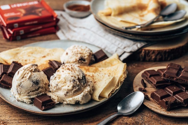 Rezept für Vanilleeiscreme mit Ritter Sport "Lebkuchen" für den perfekten Eisgenuss im Herbst und im Winter. Auch ohne Eismaschine machbar!