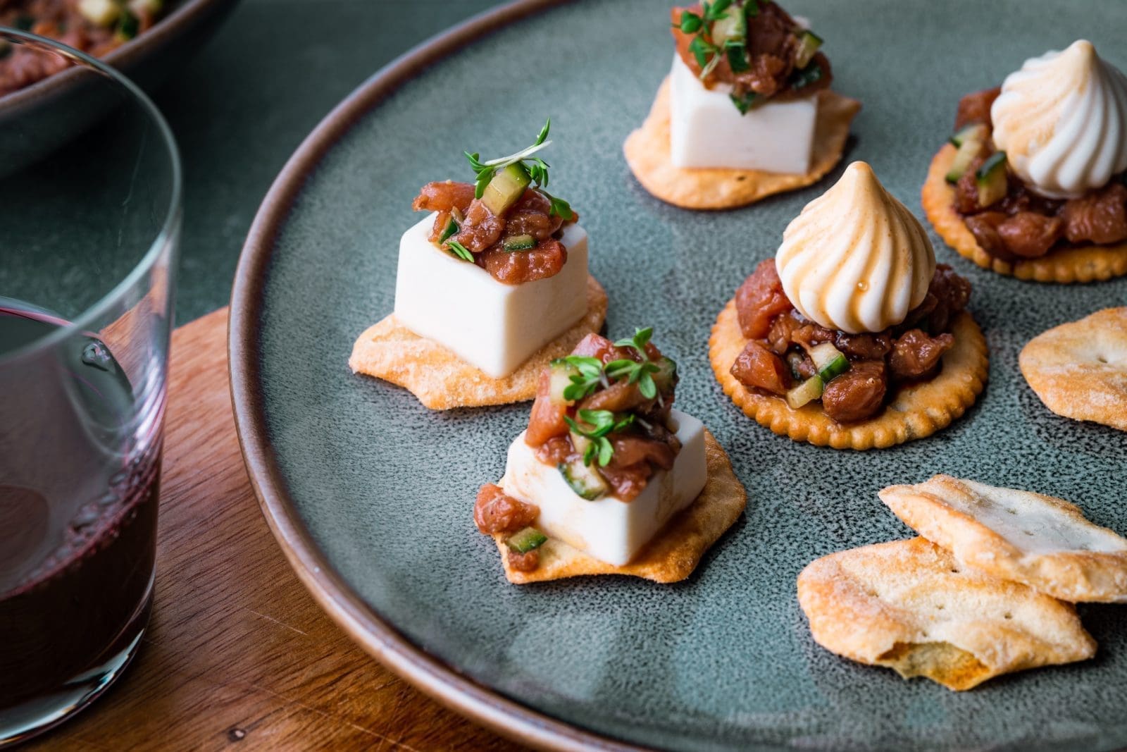 Parmesan Panna Cotta Mazzetti 08 | Mit unserem 4. Stuzzicchini Rezept, das wir mit unserem langjährigen Partner Mazzetti L'Originale kreiert haben, haben wir einmal ein wenig über den Tellerrand hinaus geschaut. Saschas Lieblingsdessert der italienischen Küche ist ja Panna Cotta. Das wissen die meisten von euch. Wir haben uns gedacht, dass man das aber auch einmal herzhaft zubereiten und zum Aperitivo servieren kann. Geworden ist ein Parmesan Panna Cotta mit Lachtatar. Großartig! Das können wir euch jetzt schon verraten.