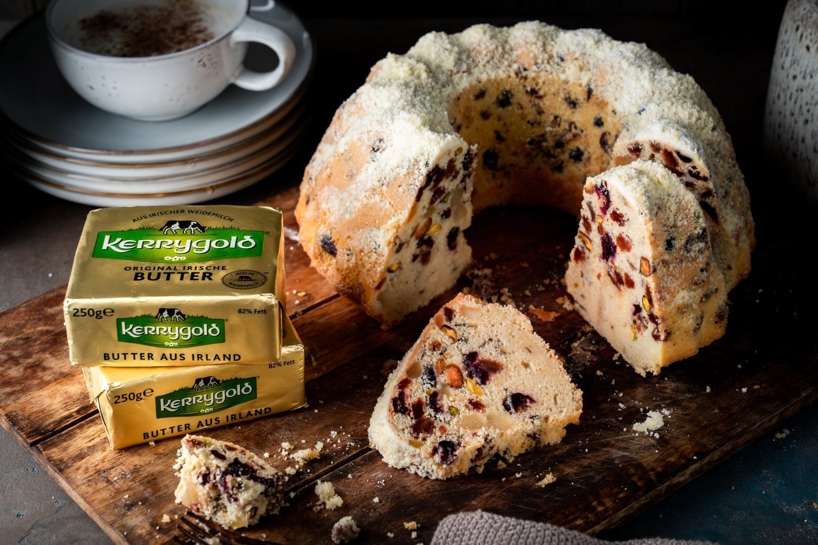 Stollen Gugelhupf KERRYGOLD 02 | Es gibt für mich nichts Besseres als einen frisch gebackenen Stollen in der Advents- und Weihnachtszeit am Nachmittag zu einem Kaffe zu genießen. Aber die Zeit, die man braucht, um einen zu backen, kann sehr anstrengend sein, weil er so lange lagern muss. Und das kann Sascha ja so gar nicht. Abwarten, bis er etwas Fertiges probieren darf. Das muss aber nicht sein! Unseren Butterstollen-Gugelhupf, den wir mit unserer Lieblingsbutter von Kerrygold gebacken haben,&nbsp;könnt Ihr noch sofort am selben Tag probieren. Oder auch ein paar Tage lagern und erst dann anschneiden. Aber das geht bei uns ja nicht. Und bei Euch? Habt ihr etwas mehr Geduld als Sascha?