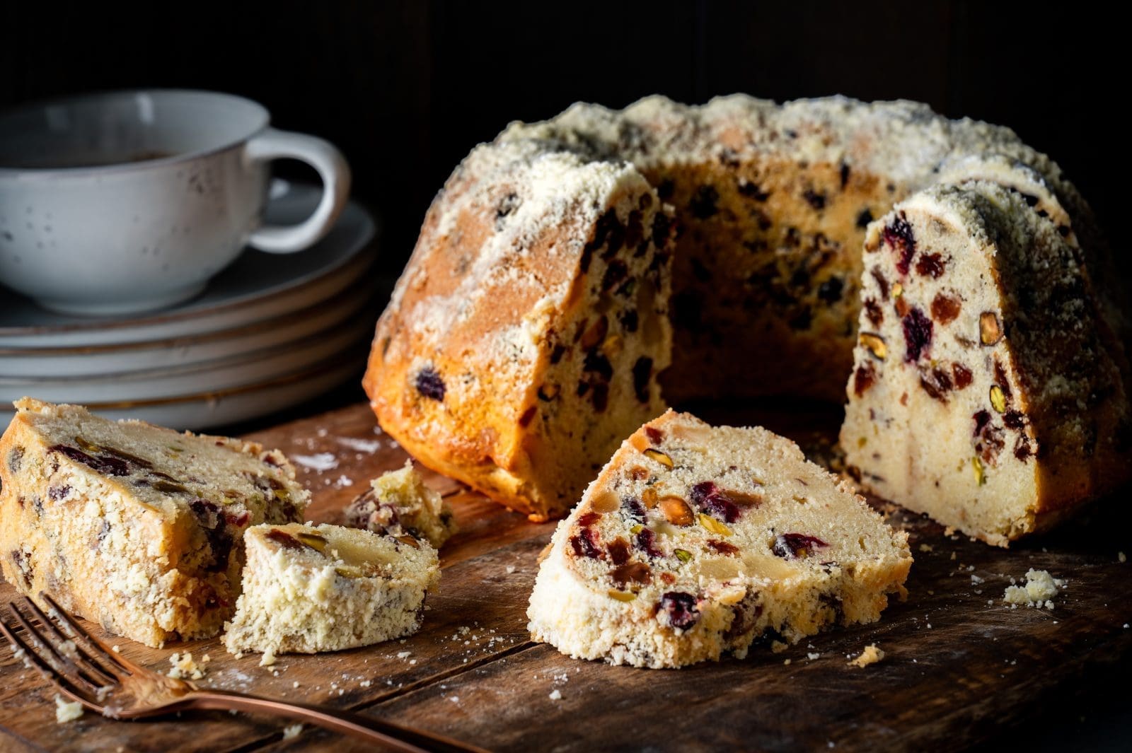 Stollen Gugelhupf KERRYGOLD 03 | Es gibt für mich nichts Besseres als einen frisch gebackenen Stollen in der Advents- und Weihnachtszeit am Nachmittag zu einem Kaffe zu genießen. Aber die Zeit, die man braucht, um einen zu backen, kann sehr anstrengend sein, weil er so lange lagern muss. Und das kann Sascha ja so gar nicht. Abwarten, bis er etwas Fertiges probieren darf. Das muss aber nicht sein! Unseren Butterstollen-Gugelhupf, den wir mit unserer Lieblingsbutter von Kerrygold gebacken haben,&nbsp;könnt Ihr noch sofort am selben Tag probieren. Oder auch ein paar Tage lagern und erst dann anschneiden. Aber das geht bei uns ja nicht. Und bei Euch? Habt ihr etwas mehr Geduld als Sascha?