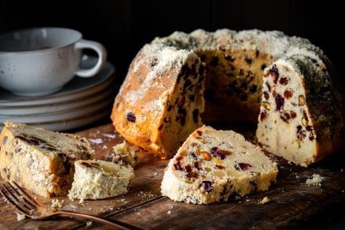 Stollen Gugelhupf KERRYGOLD 03 | Ulmer Brot gehört für uns zur Weihnachtszeit wie der Baum und der Duft von frisch gebackenen Plätzchen. Dieses Rezept ist für uns etwas ganz Besonderes: Es stammt von meiner Mutter, die es vor vielen Jahren von einer Arbeitskollegin bekam. Seitdem ist es eine feste Tradition, die wir schon seit eingen Jahren übernimmen haben. Ulmer Brot sieht nicht nur hübsch aus, sondern schmeckt auch so herrlich würzig und ist super saftig. Perfekt als Ergänzung auf dem Plätzchenteller, als kleiner süßer Snack zwischendurch oder sogar als Geschenk aus der Küche. Heute teilen wir mit euch das Rezept, unsere besten Backtipps und natürlich ein paar Fakten über den Hintergrund dieses weihnachtlichen Klassikers.