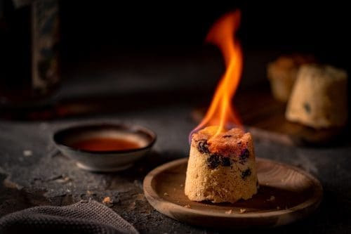 Flambierte Apfelmuffins | Foodblogger Adventskalender 2021 3 flambierte Apfelmuffins 03 | Zu sagen, dass ich es liebe zu backen, wäre eine Untertreibung. Egal ob Regen oder Sonnenschein, unser Ofen ist immer an und in der Küche herrscht immer reges Treiben. Eines der Dinge, die mir am meisten Spaß machen, sind die vielen verschiedenen Leckereien, die man mit Äpfeln zubereiten kann. Dieses Jahr mussten daher unbedingt Apfelmuffins zum Advent gebacken werden! Sie sind so einfach zu machen und schmecken köstlich; außerdem sehen sie unglaublich schön aus, wenn sie am Ende flambiert werden! Mit diesen flambierten Apfelmuffins öffnen wir dann auch das 4. Türchen des Foodblogger Adventskalender 2021 und darin verbirgt sich ein wundervoller Gewinn.
