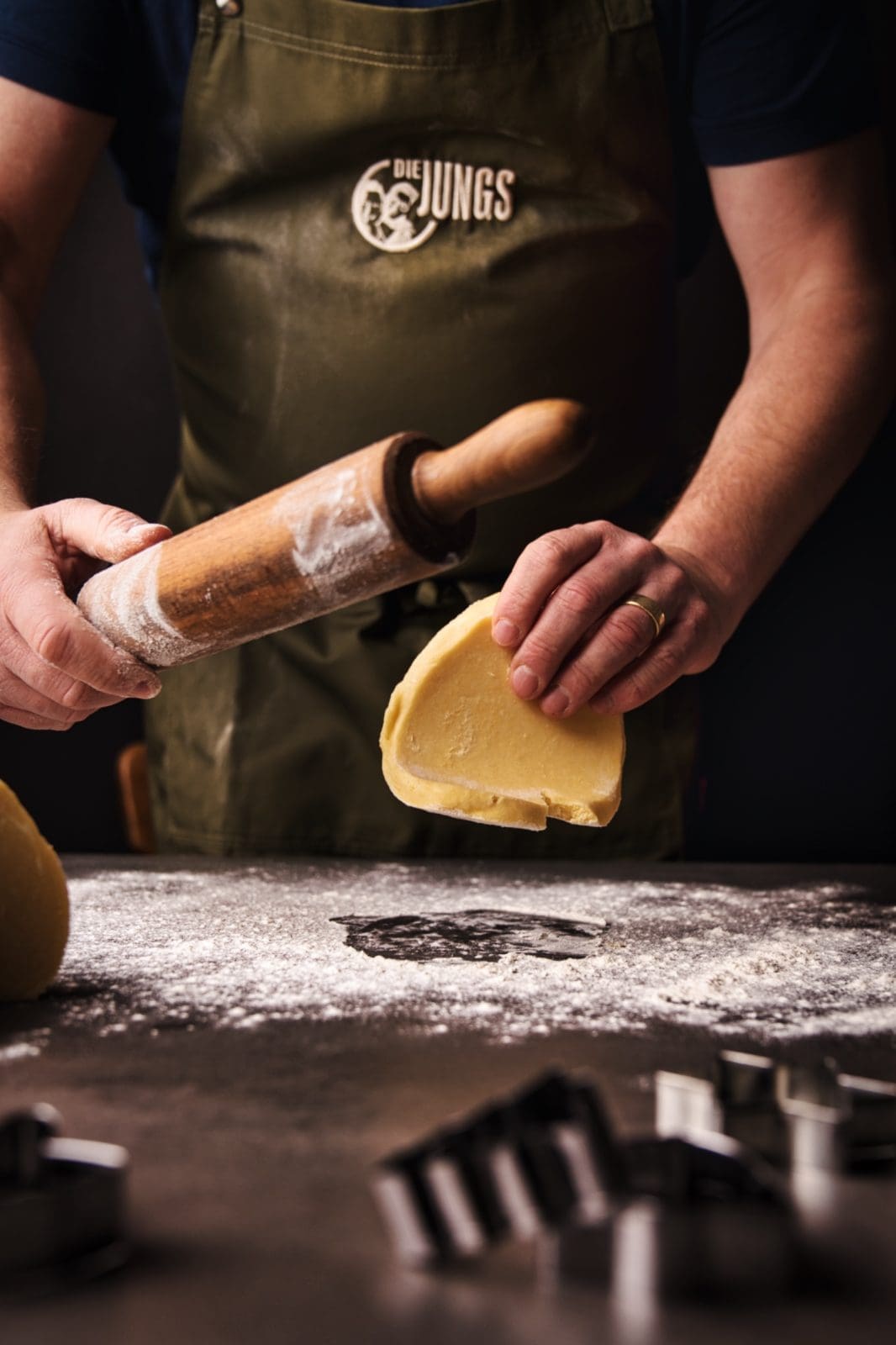 Oma Lores Ausstechplätzchen zu Weihnachten 2 Oma Lores Ausstechplätzchen. Omas Plätzchenklassiker zu Weihnachten ist immer noch einer der Besten. Und vor allem schnell und easy nochmal nachgebacken.