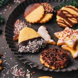 Oma Lores Ausstechplätzchen. Omas Plätzchenklassiker zu Weihnachten ist immer noch einer der Besten. Und vor allem schnell und easy nochmal nachgebacken.
