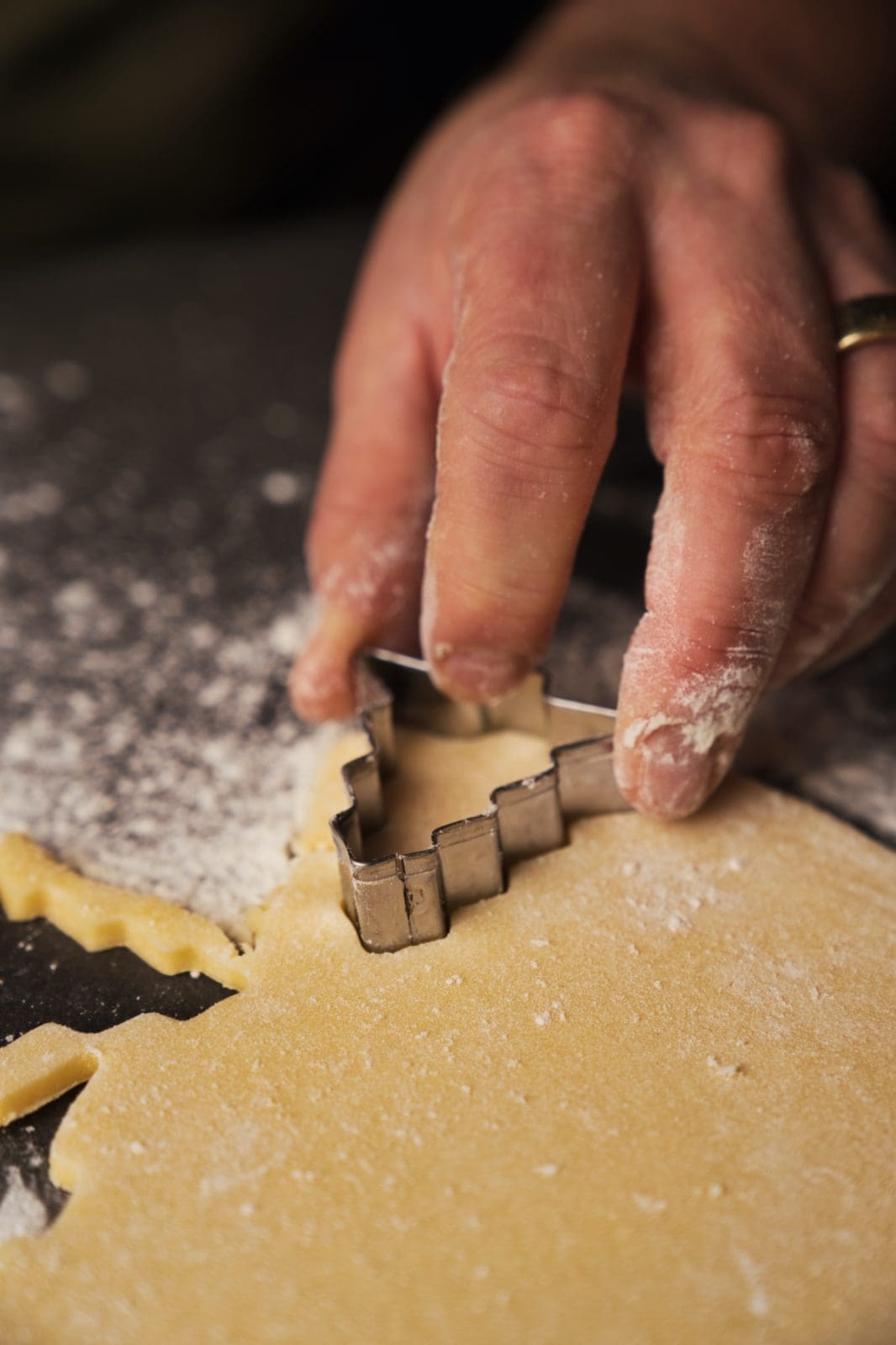 Oma Lores Ausstechplätzchen zu Weihnachten 4 Oma Lores Ausstechplätzchen. Omas Plätzchenklassiker zu Weihnachten ist immer noch einer der Besten. Und vor allem schnell und easy nochmal nachgebacken.