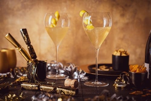 French 75 | Der klassische Champagner-Cocktail zu Silvester 2 Enoteca Silvester French75 01 1 | Es ist schwer, einen Klassiker zu übertreffen, und wenn es um Silvestercocktails geht, versucht es mal mit einem French 75. Perfekt für Silvesterfeiern und außerdem ganz einfach zuzubereiten! Alles was Ihr braucht, sind Champagner, Gin, Zitronensaft und Zucker. Wenn Ihr also auf der Suche nach etwas Festlichem und Elegantem seid, mit dem Ihr das neue Jahr einläuten könnt, ist der French 75 genau das Richtige für Euch. Prost! Damit es aber nochmal extra festlich und elegant zugeht, muss auch das perfekte Glas her und daher zeigen wir Euch mit unserem Partner Zwiesel Glas einen wahrhaften Traum aus Glas!