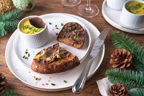 Kenwood Lebermousse 20 | Wenn Ihr auf der Suche nach etwas Besonderem für Euer Festtagsmenü seid, solltet Ihr auf jeden Fall einmal unsere Lebermousse mit Portwein  ausprobieren. Diese Leckerei, die ihr sowohl als Amuse Gueule, als Vorspeise oder auch einfach zum gemeinsamen Weinbegleiter servieren könnt,  ist perfekt, um Eure Gäste zu beeindrucken. Und sie ist überraschend einfach zuzubereiten - dabei hilft uns unsere allerliebste Küchenmaschine - die Kenwood Cooking Chef XL. Wie? Das seht ihr gleich. Alles, was Ihr braucht, sind etwas Leber, Portwein und ein paar andere einfache Zutaten. Warum probiert Ihr es also nicht aus? Eure Geschmacksnerven werden es Euch danken!