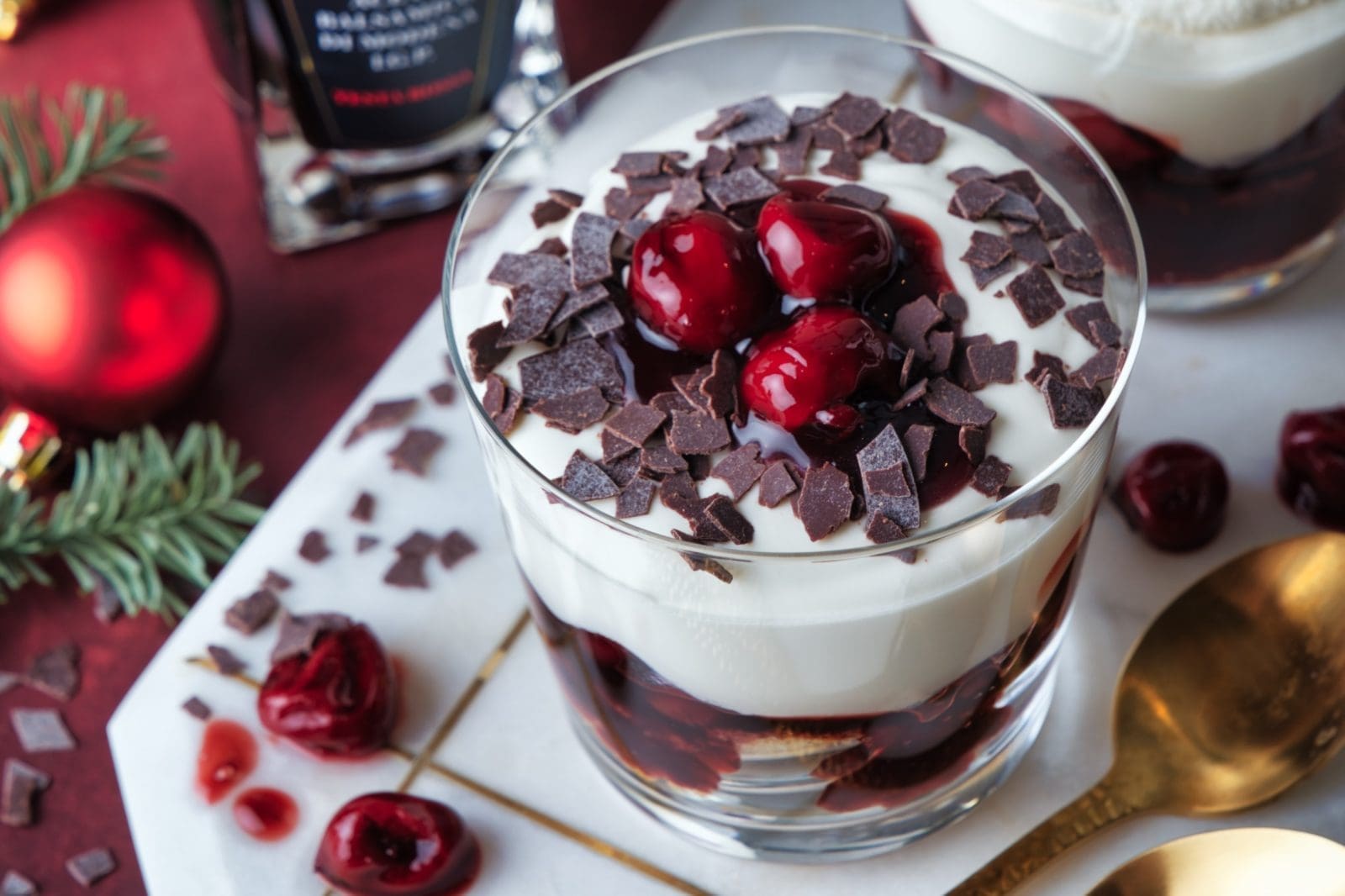 Kuchen im Glas Mazzetti 17 | Weihnachten steht vor der Tür, und das bedeutet bei uns immer, mit der Familie gemeinsam zu kochen, es sich gemütlich zu. machen und an einer großen Tafel zusammen zu schlemmen. Wenn Ihr noch auf der Suche nach einem unglaublich leckeren und festlichen Dessert, seid, das ihr super vorbereiten und euch damit Zeit für andere Dinge einplanen könnt, ist unser letztes Rezept für unser Kuchendessert im Glas mit saftigen Balsamicokirschen, das wir zusammen mit Mazzetti L'Originale in diesem Jahr umsetzen dürfen, genau das Richtige. Und sollten die Desserts schon feststehen, habt ihr Glück. Es ist ja ein Kuchendessert also ein Kuchen und ein Dessert. Passt also auch zum Kaffee am Nachmittag.