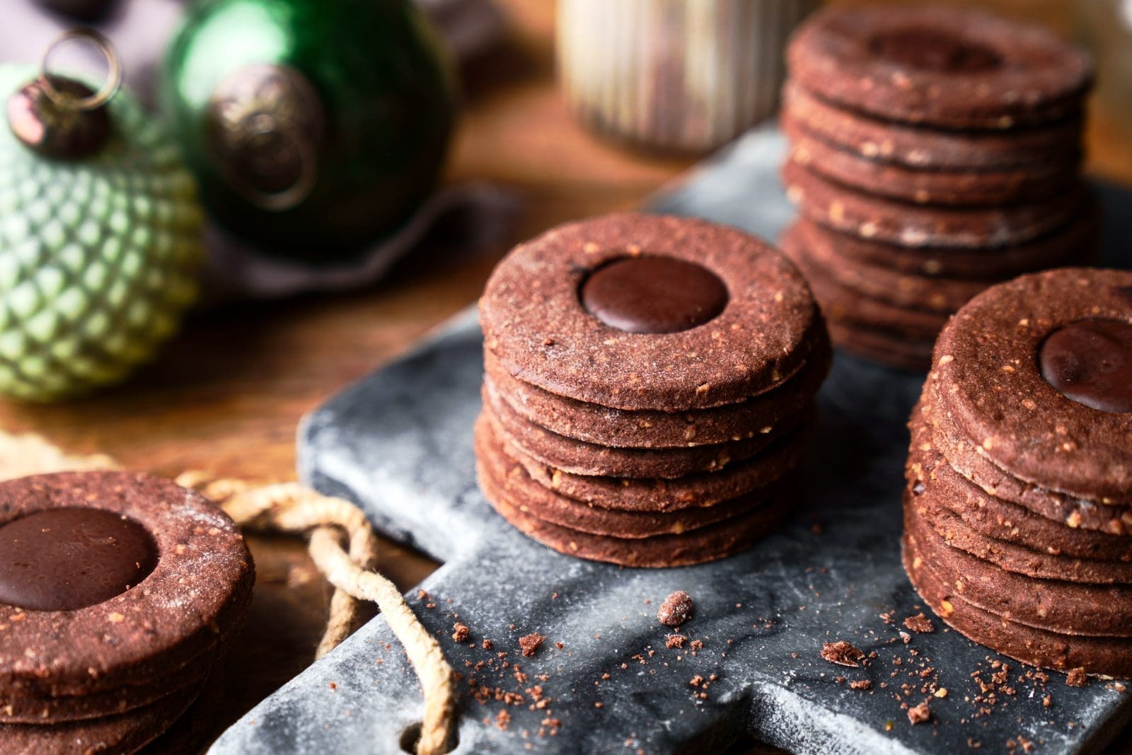 Mokka Nougat Plaetzchen 08 | Diejenigen von euch, die noch keine Plätzchen für die Adventszeit gebacken haben, die haben heute einen Grund dafür gefunden. Allerdings solltet ihr auch auf Nougat stehen. Das ist bei unseren Mokka-Nougat-Plätzchen, die wir mit unserem Partner Kerrygold gebacken haben, nämlich unerlässlich. Aber wir kennen eigentlich auch keine Menschen, die Nougat nicht einfach so weg futtern könnten. Einfach so. Roh und ohne Schnickschnack. Bei uns kommt die Nougatfüllung aber einfach zwischen 2 Plätzchen, sieht schick aus und schmeckt so richtig lecker.