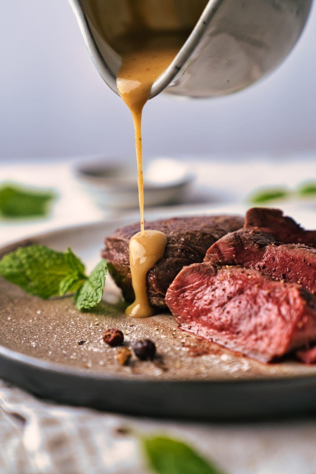 Rehrücken Medaillons mit Limetten Minze Sauce und weißer Schokolade als edles Wildrezept für die Herbstküche