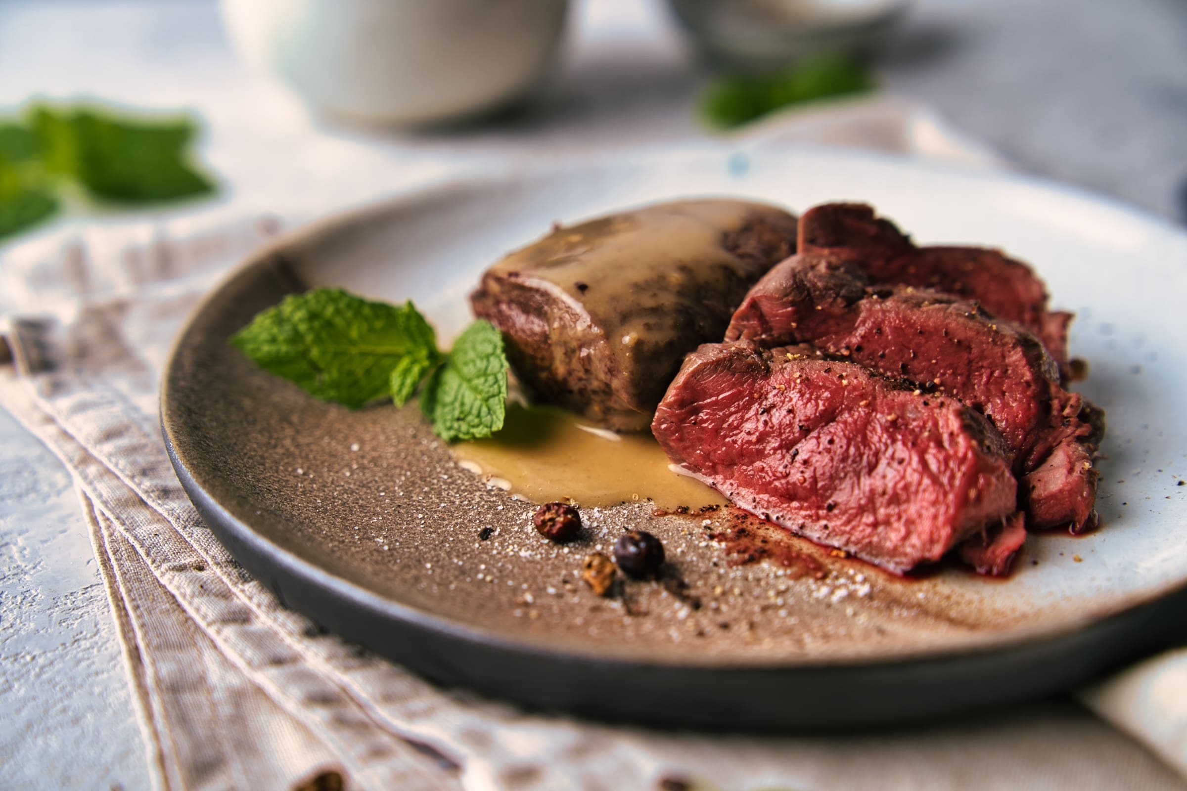 Rehrücken Medaillons mit weißer Schokolade & Minze | Ein echter Festtagsschmaus 1 Rehrücken Medaillons mit weißer Schokolade & Minze | Ein echter Festtagsschmaus